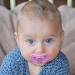 bebe ojos azules