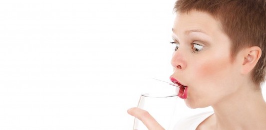 ¿Realmente necesitas beber 8 vasos de agua al día? Es malo beber demasiada agua