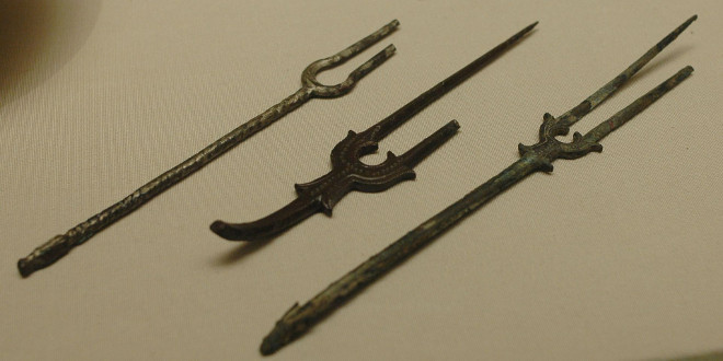 Tenedores de bronce hechs en Irán durante el VII o IX.