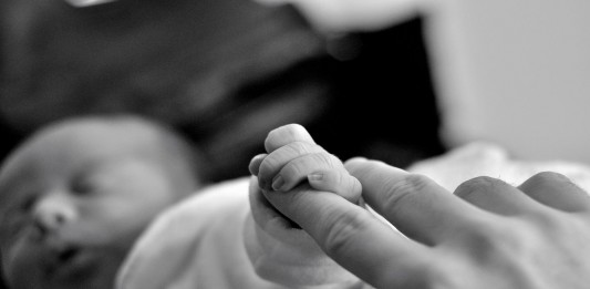 El bebé que sobrevivió 4 días enterrado vivo El bebé que sobrevivió 4 días enterrado vivo
