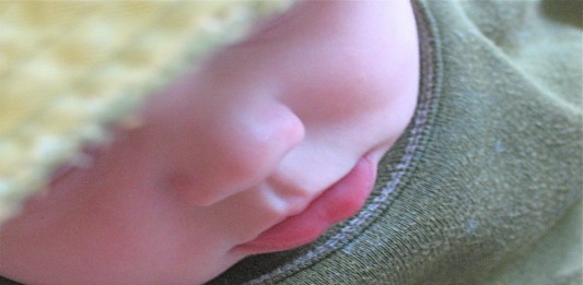 Bebés que nacen con dientes, algo terrible para muchas culturas