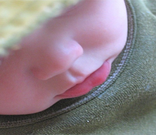 Bebés que nacen con dientes, algo terrible para muchas culturas