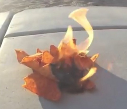 Cómo hacer una hoguera con Doritos Cómo hacer una hoguera con Doritos