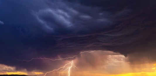 Muere hombre alcanzado por un rayo a causa de su palo selfie Muere hombre alcanzado por un rayo a causa de su palo selfie