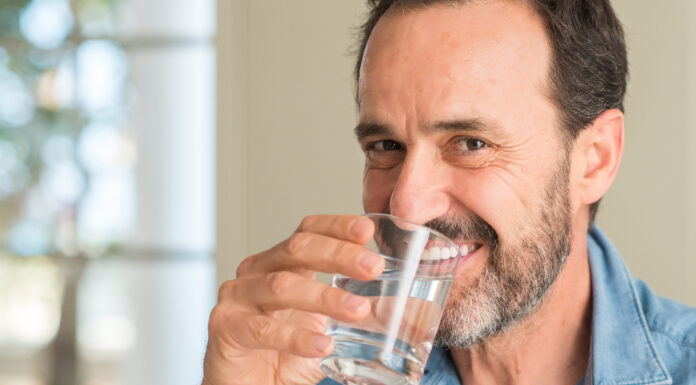 Beber demasiada agua | Riesgos de ingerirla en exceso
