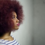 Mujer negra con pelo rojo