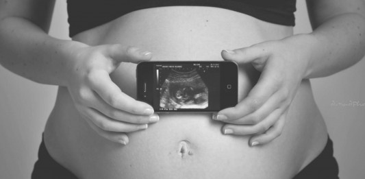 superfetación, ¿Se puede quedar una mujer embarazada estando ya embarazada?