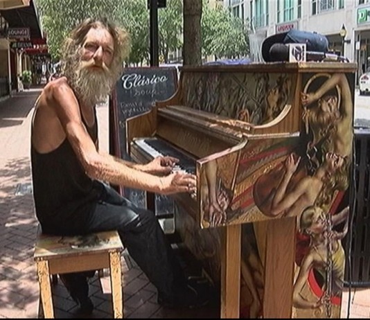 El vagabundo que toca el piano de forma maravillosa