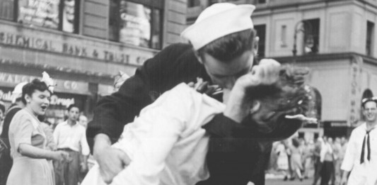 ¡La curiosa historia de la foto del Beso de Times!