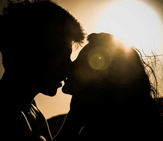 A qué sabe el primer beso?