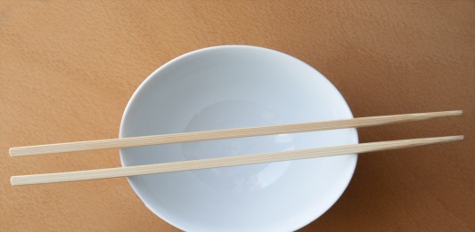 por qué los japoneses comen con palillos