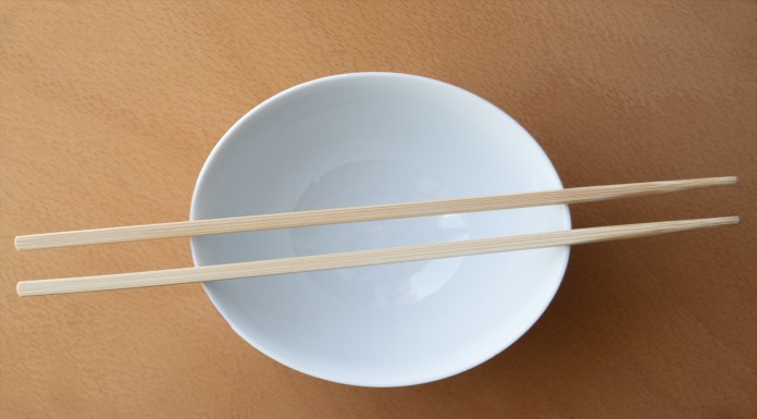 por qué los japoneses comen con palillos