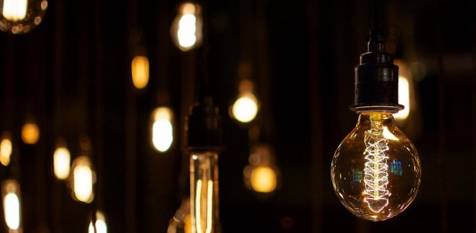 ¡Misteriosa bombilla encendida durante más de 100 años!