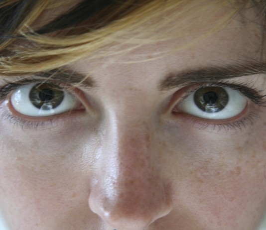 ¿Qué pasa si miras a alguien fijamente?