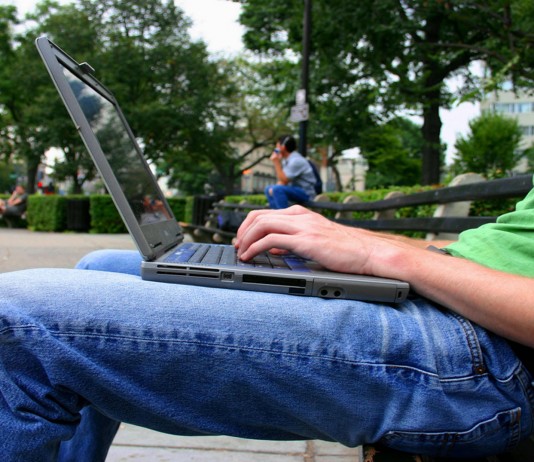 ¿Qué pasa si trabajas con tu portátil sobre las piernas?
