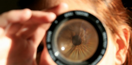 ¿Qué son esas manchas que flotan en los ojos?