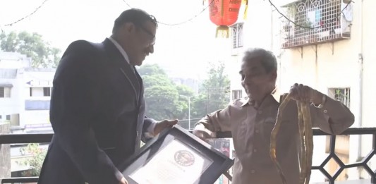 ¡No lo creerás! 63 años sin cortarse las uñas Shridar Chillal