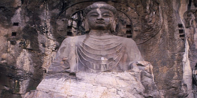 Templo budista en las cuevas de Mogao, en Dunhuang, con la efigie de Wu en una imagen de Buda