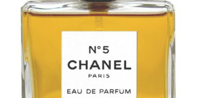 Chanel nº5 es el perfume más conocido de la diseñadora. Con notas de jazmín, el diseño de su botella fue también novedoso y rompedor.