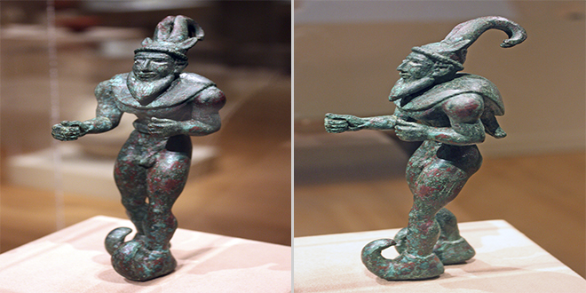 Figuras de demonios mesopotámicos o iraníes, ca. 3000 a.C. Nota su calzado y su sombrero, que lo asemejan a un duende o un gnomo