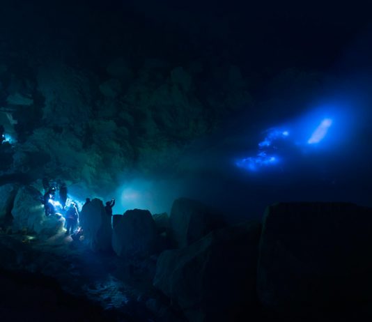 ¿Por qué el volcán Kawah Ijen expulsa lava azul? ¿Por qué el volcán Kawah Ijen expulsa lava azul?