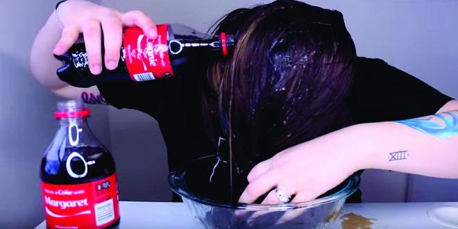 La blogger lavándose el pelo con Coca-Cola