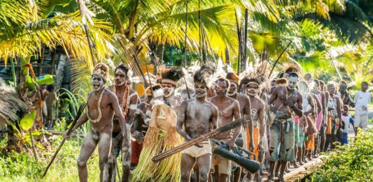 La Tribu Korowai | El último pueblo indígena que practicaba el canibalismo