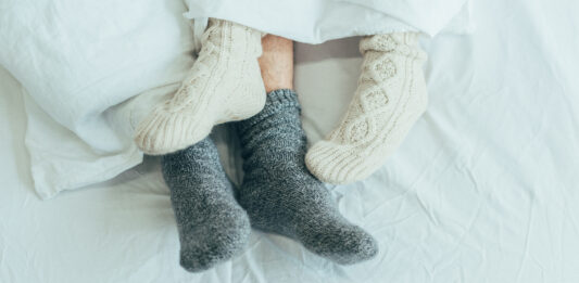 Dormir con calcetines o sin | ¿Qué opción es mejor? Dormir con calcetines