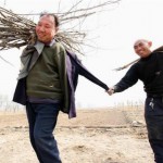 La historia del hombre ciego y el hombre sin brazos que han plantado más de 10.000 árboles