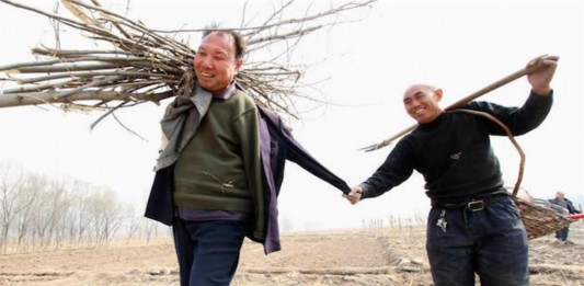 La historia del hombre ciego y el hombre sin brazos que han plantado más de 10.000 árboles