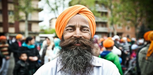 ¡Transgrede su religión para salvar la vida de un niño! Transgrede su religión para salvar la vida de un niño