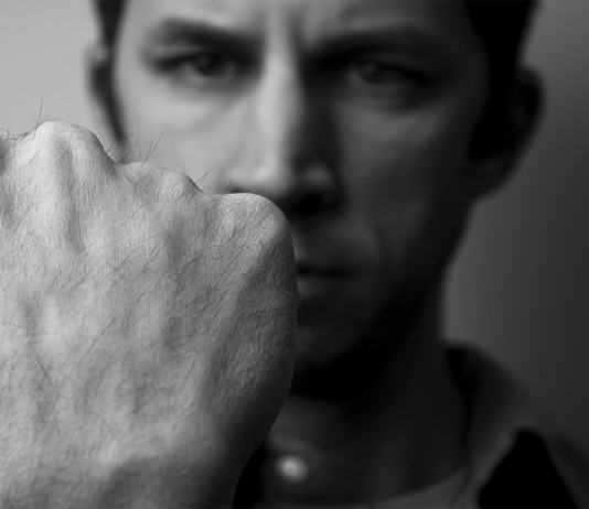 Tronarse los dedos, ¿bueno o malo para la salud?