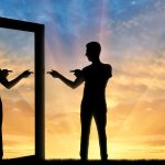 10 SIGNOS de que estás soportando a un NARCISISTA