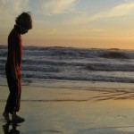 niño paseando por la playa