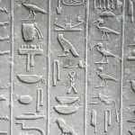 Jeroglíficos grabados en piedra