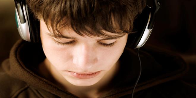 chico escuchando musica (Copy)