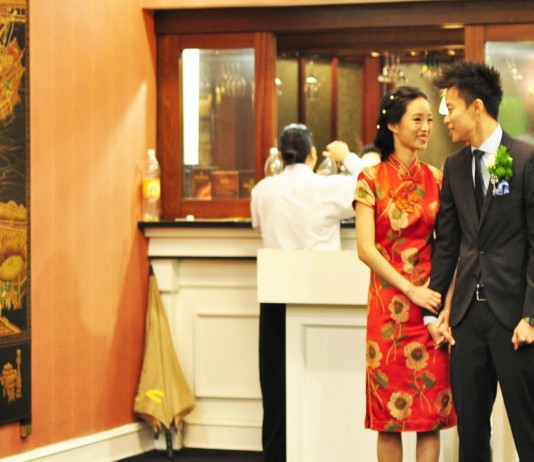 Según el Partido Comunista Chino los casamientos y entierros deben ser… Según el Partido Comunista Chino los casamientos y entierros deben ser