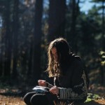 chica en un bosque