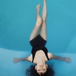 chica en una piscina