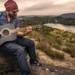 chico tocando la guitarra