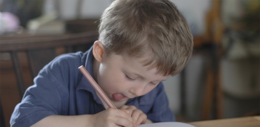 ¿Eres de los que saca la lengua al concentrarse? Descubre por qué