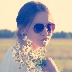 mujer con gafas de sol