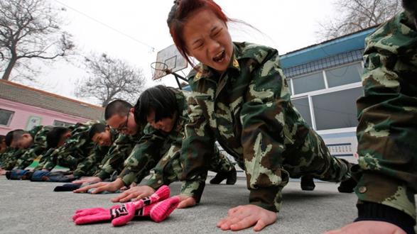 niña china en instrucción militar
