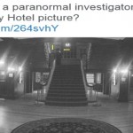 Hotel de El resplandor: Imagen de dos fantasmas captada en el vestíbulo del hotel.
