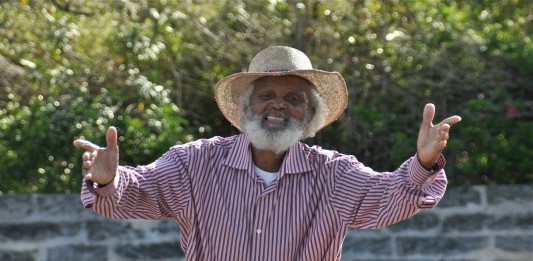 Johnny Barnes, el hombre que comparte felicidad en las Bermudas