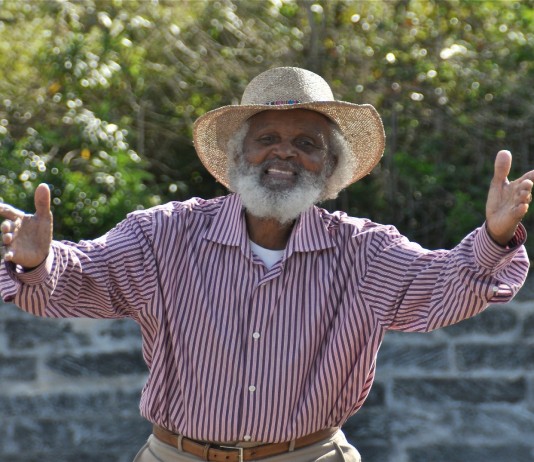 Johnny Barnes, el hombre que comparte felicidad en las Bermudas