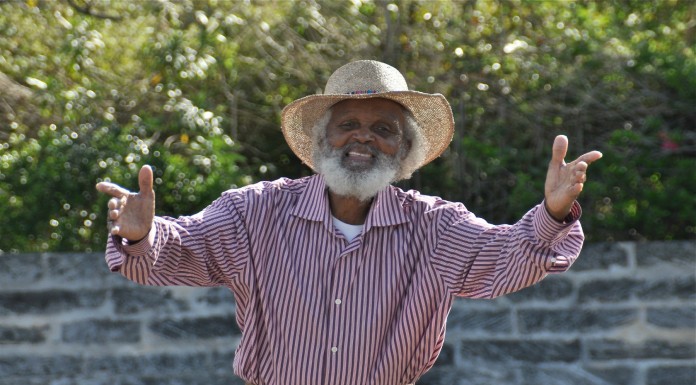 Johnny Barnes, el hombre que comparte felicidad en las Bermudas