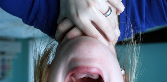 ¿Sientes un nudo en la garganta? ¡Descubre por qué!