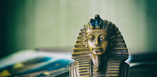 La daga de Tutankamón, Un arma hecha con materiales de otro mundo