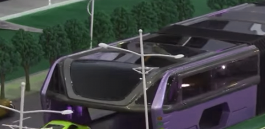 ¡Este autobús futurista puede conducir sobre los otros coches! ¡Este autobús futurista puede conducir sobre los otros coches!